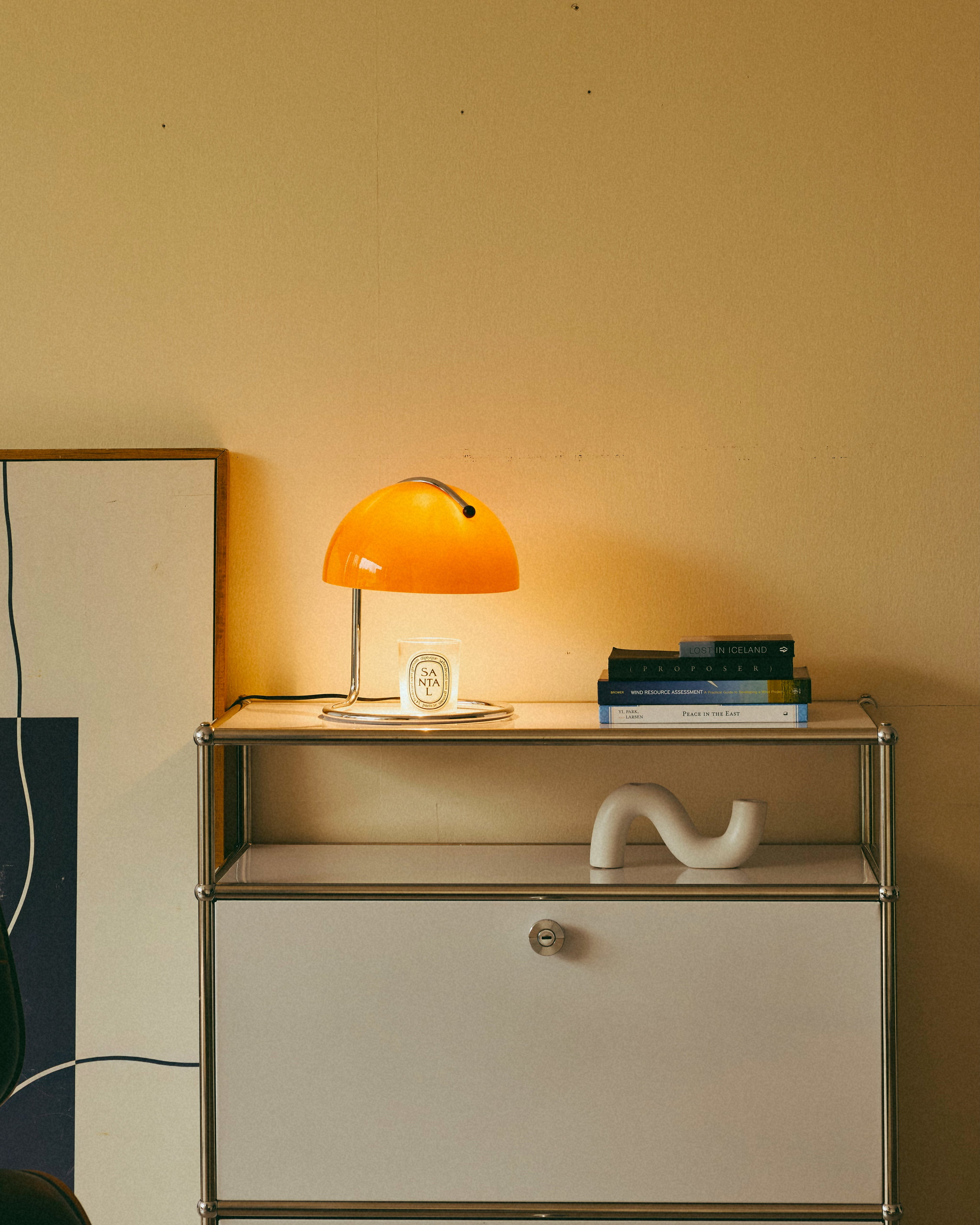 Huga_Collective-Curva_Candle-warmer-lamp-Tangerine-Lifestyle-Desk_1-final.jpg